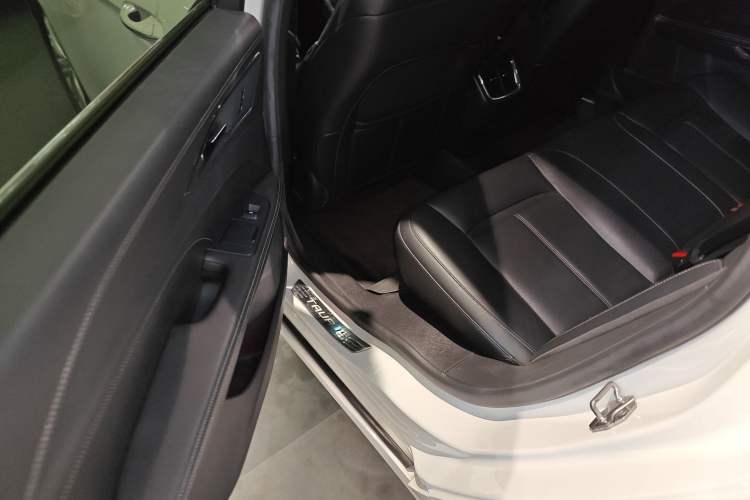 Used Ford Taurus 2017 EcoBoost 245 Fashion Edition Interior 8