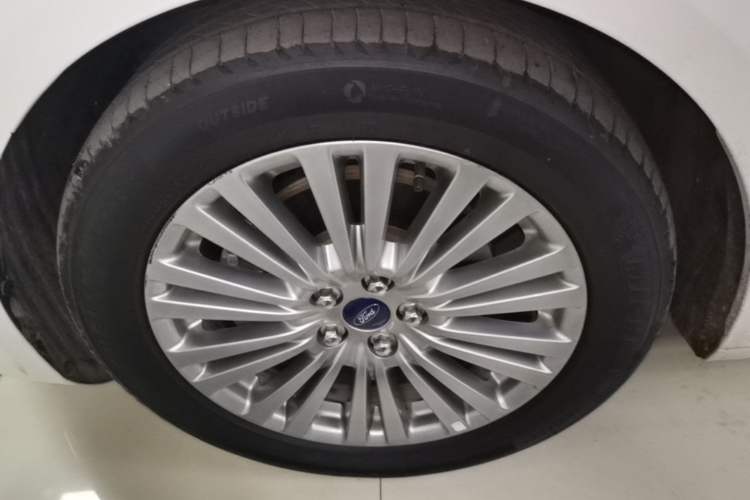 Used Ford Taurus 2017 Facelifted EcoBoost 245 Luxury Version Left Front Wheel Hub