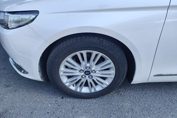 Used Ford Taurus 2017 EcoBoost 245 Fashion Edition Left Front Wheel Hub