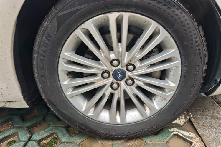 Used Ford Taurus 2017 EcoBoost 245 Fashion Edition Right Front Wheel Hub
