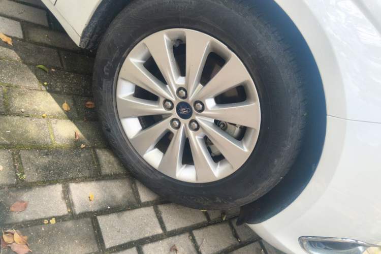Used Ford Taurus 2017 EcoBoost 180 Luxury Model Right Front Wheel Hub