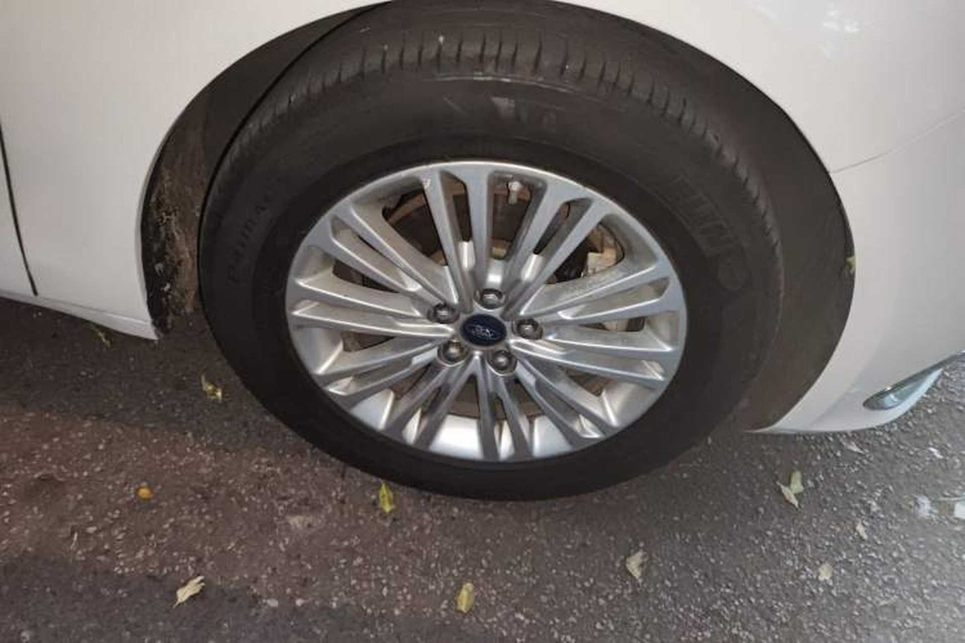 Used Ford Taurus 2017 EcoBoost 245 Fashion Edition Right Front Wheel Hub