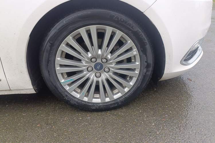 Used Ford Taurus 2017 Facelifted EcoBoost 245 Luxury Version Right Front Wheel Hub