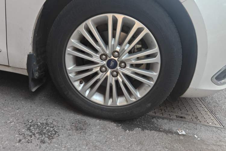 Used Ford Taurus 2017 EcoBoost 245 Fashion Edition Right Front Wheel Hub