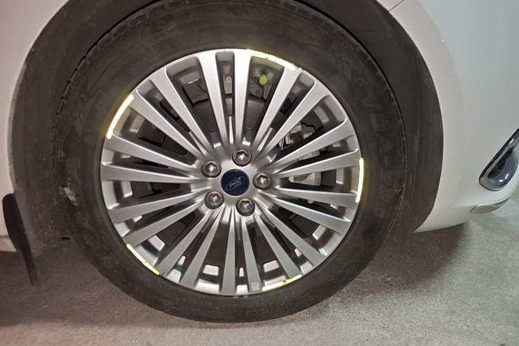 Used Ford Taurus 2017 EcoBoost 245 Luxury Model Right Front Wheel Hub