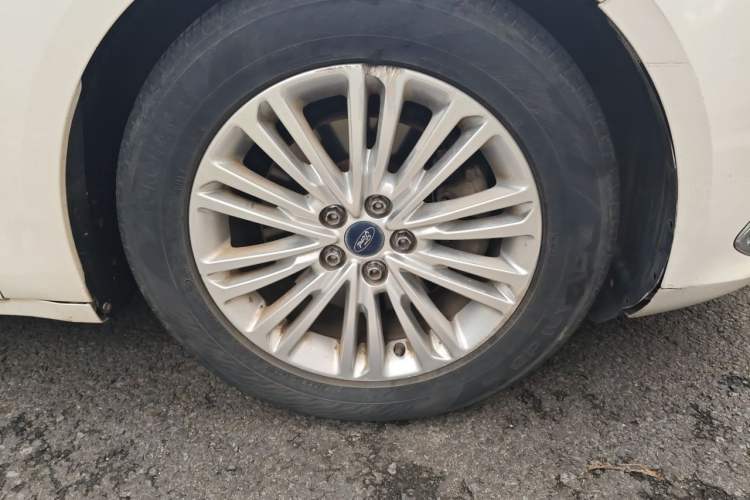 Used Ford Taurus 2017 EcoBoost 245 Fashion Edition Right Front Wheel Hub