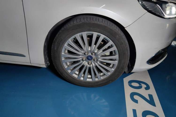 Used Ford Taurus 2017 EcoBoost 245 Luxury Model Right Front Wheel Hub