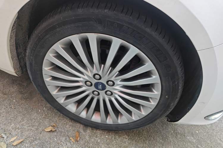 Used Ford Taurus 2017 EcoBoost 245 Flagship Model Right Front Wheel Hub