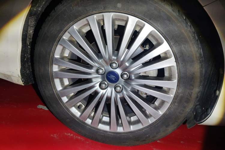 Used Ford Taurus 2017 EcoBoost 245 Luxury Model Right Front Wheel Hub