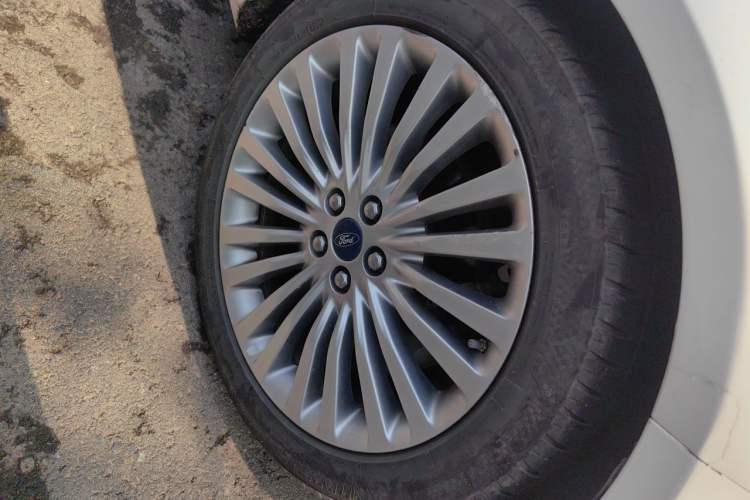 Used Ford Taurus 2017 EcoBoost 245 Flagship Model Right Front Wheel Hub
