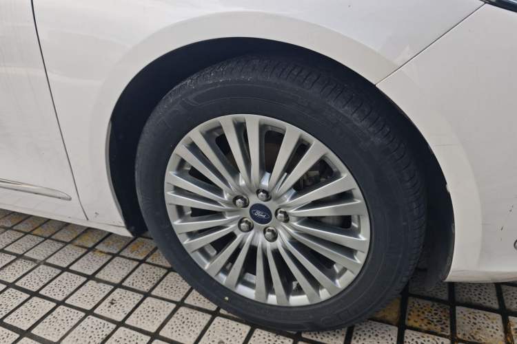Used Ford Taurus 2017 EcoBoost 245 Luxury Model Right Front Wheel Hub