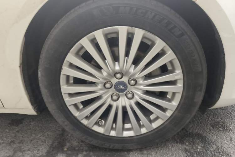Used Ford Taurus 2017 EcoBoost 245 Luxury Model Right Front Wheel Hub