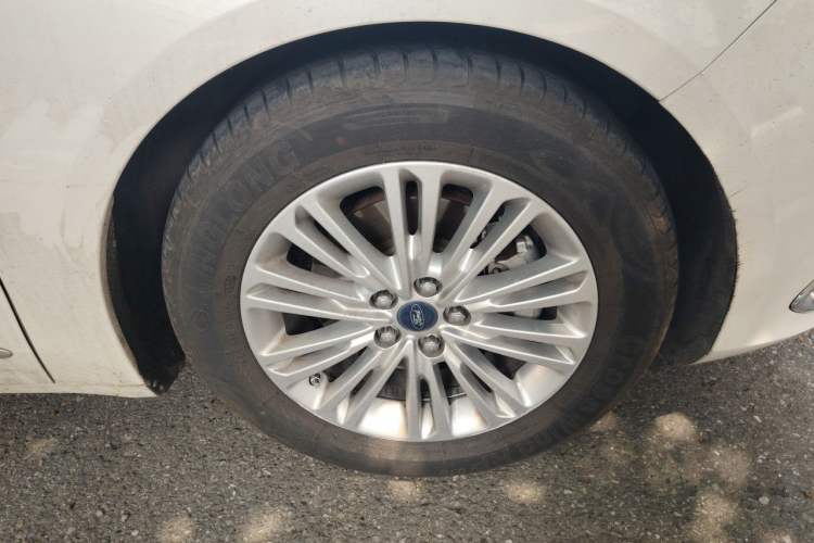 Used Ford Taurus 2017 EcoBoost 245 Fashion Edition Right Front Wheel Hub