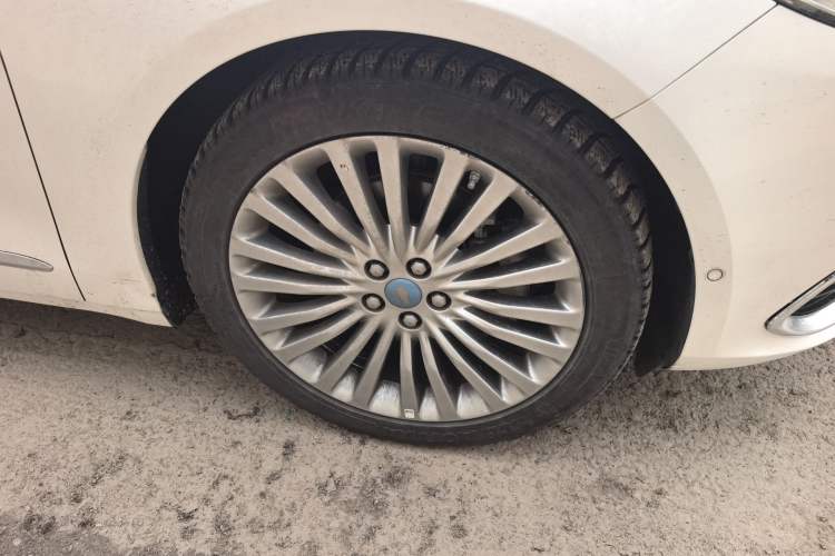 Used Ford Taurus 2017 EcoBoost 325 V6 Flagship Model Right Front Wheel Hub