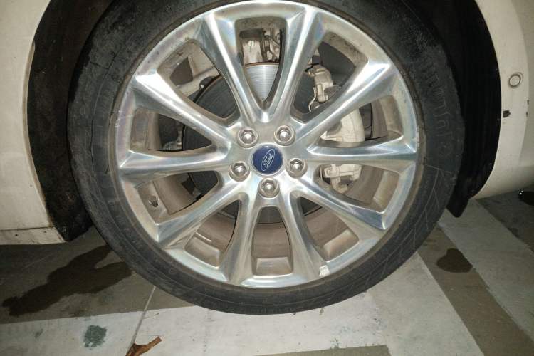 Used Ford Taurus 2017 EcoBoost 325 V6 Flagship Model Right Front Wheel Hub