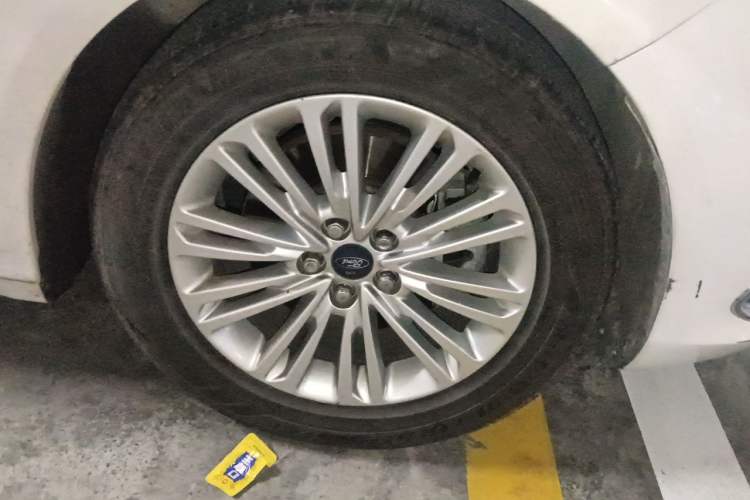 Used Ford Taurus 2017 EcoBoost 245 Fashion Edition Right Front Wheel Hub