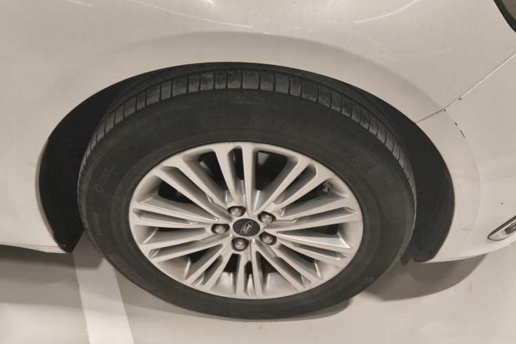 Used Ford Taurus 2017 EcoBoost 245 Fashion Edition Right Front Wheel Hub