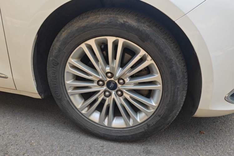 Used Ford Taurus 2017 EcoBoost 245 Fashion Edition Right Front Wheel Hub