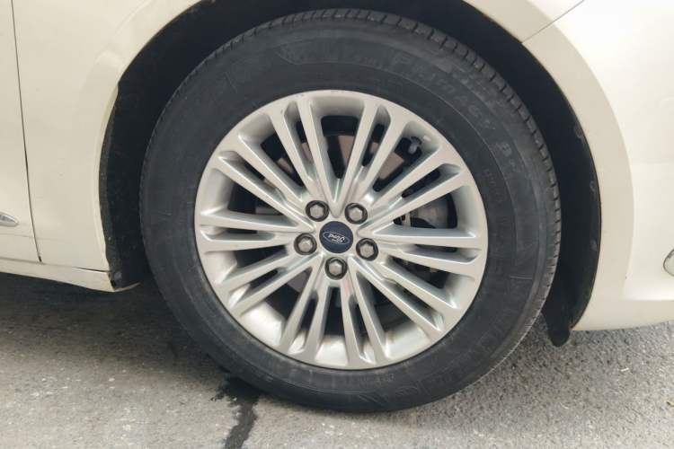 Used Ford Taurus 2017 EcoBoost 245 Fashion Edition Right Front Wheel Hub