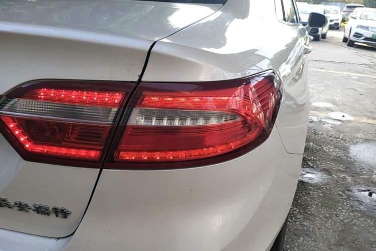 Used Ford Taurus 2017 EcoBoost 245 Flagship Model Right Rear Taillight