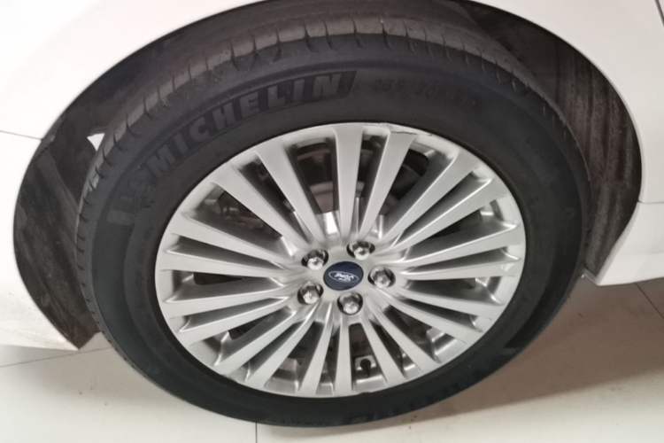 Used Ford Taurus 2017 Facelifted EcoBoost 245 Luxury Version Right Rear Wheel Hub