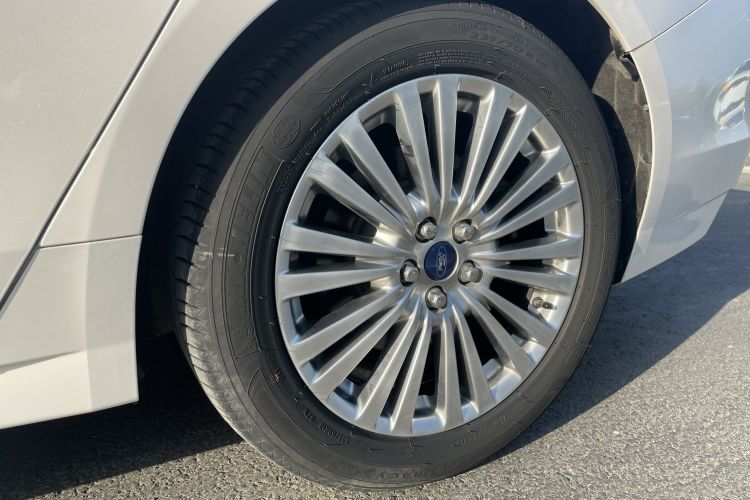 Used Ford Taurus 2017 EcoBoost 245 Luxury Model Right Rear Wheel Hub