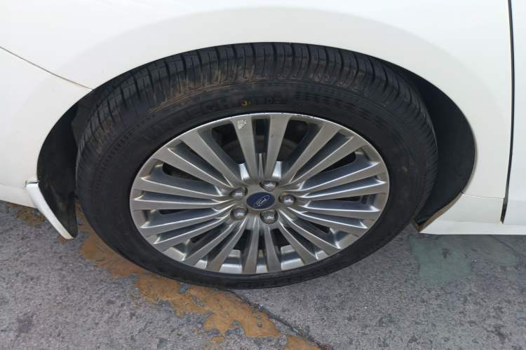 Used Ford Taurus 2017 EcoBoost 245 Luxury Model Right Rear Wheel Hub