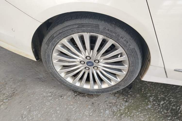 Used Ford Taurus 2017 EcoBoost 245 Flagship Model Right Rear Wheel Hub