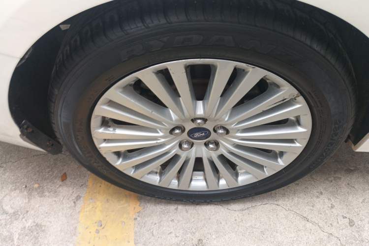 Used Ford Taurus 2017 EcoBoost 245 Luxury Model Right Rear Wheel Hub