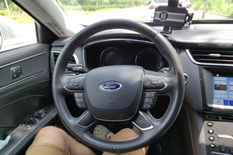 Used Ford Taurus 2017 EcoBoost 245 Flagship Model Steering Wheel