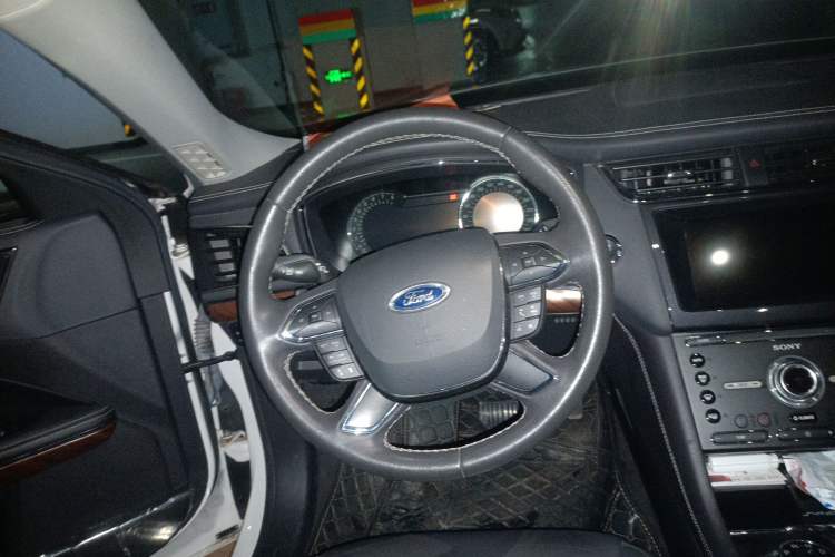 Used Ford Taurus 2017 EcoBoost 325 V6 Flagship Model Steering Wheel