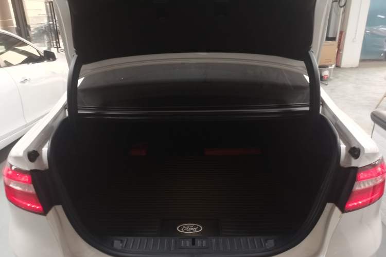 Used Ford Taurus 2017 EcoBoost 245 Fashion Edition Trunk