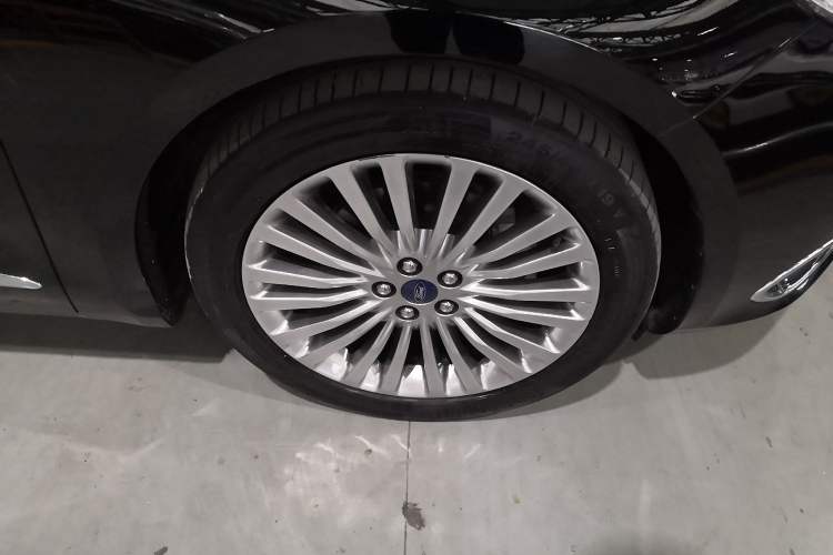 Used Ford Taurus 2018 EcoBoost 245 Premier Edition China V Standard Right Front Wheel Hub