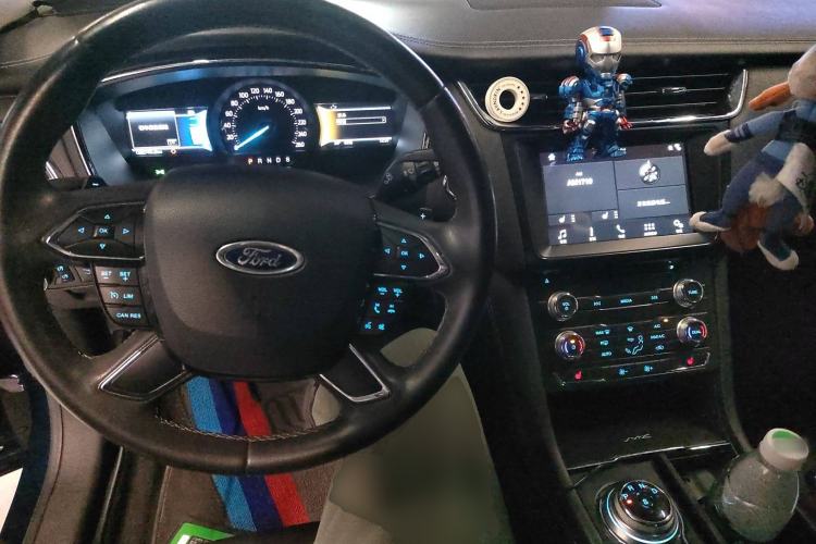 Used Ford Taurus 2018 EcoBoost 180 Luxury Model Center Console