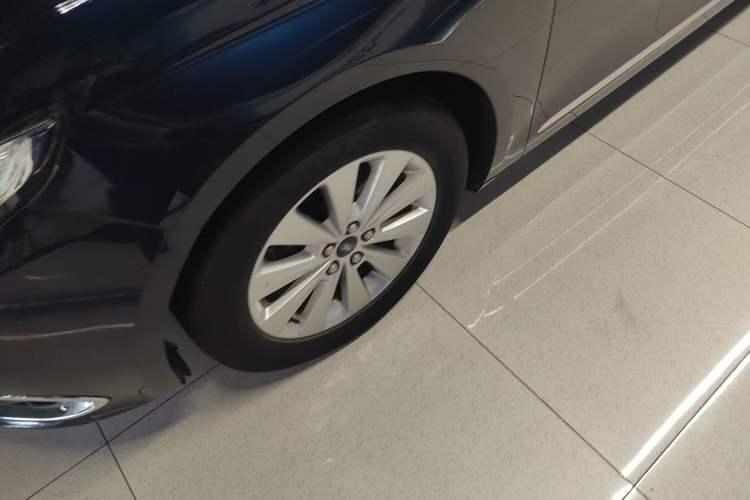 Used Ford Taurus 2018 EcoBoost 180 Luxury Model Left Front Wheel Hub