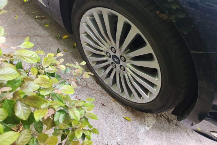 Used Ford Taurus 2018 EcoBoost 245 Premier Edition China V Standard Right Front Wheel Hub