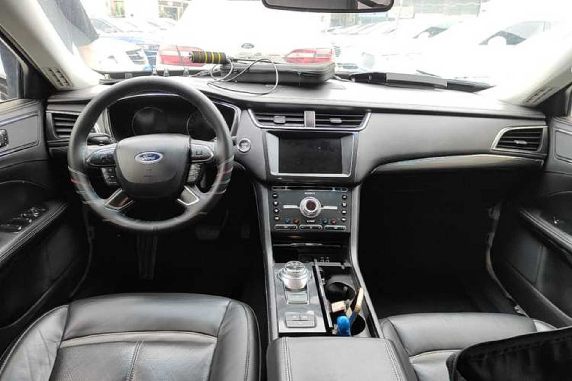 Used Ford Taurus 2018 EcoBoost 245 Premier Edition China VI Standard Center Console