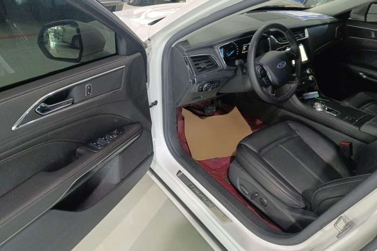 Used Ford Taurus 2018 EcoBoost 180 Luxury Model Driver Seat