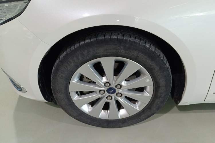 Used Ford Taurus 2018 EcoBoost 180 Luxury Model Left Front Wheel Hub