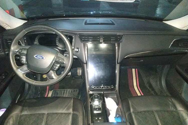 Used Ford Taurus 2019 EcoBoost 245 Premium Edition Center Console