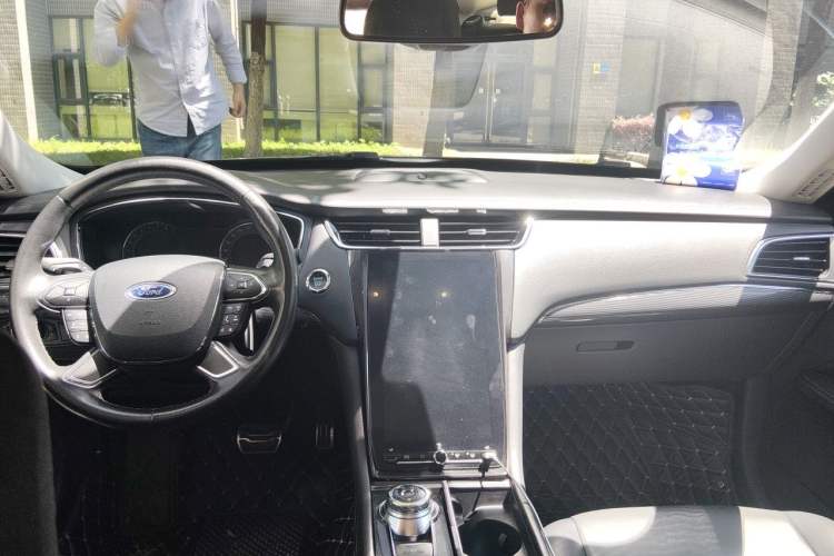Used Ford Taurus 2019 EcoBoost 245 Premium Edition Center Console