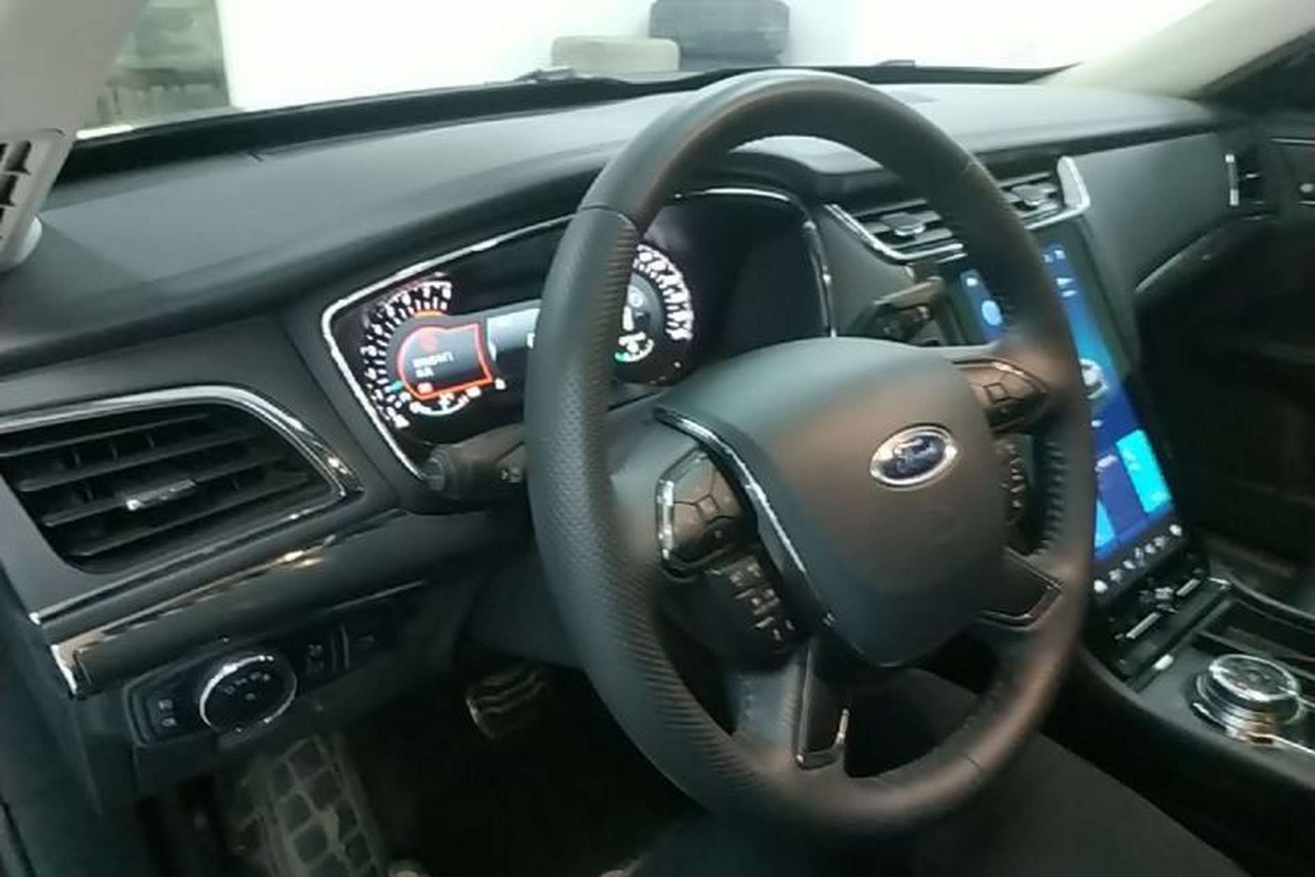 Used Ford Taurus 2019 EcoBoost 245 Premium Edition Center Console