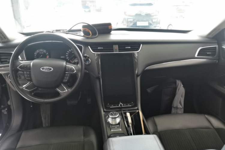 Used Ford Taurus 2019 EcoBoost 245 Comfort Edition Center Console
