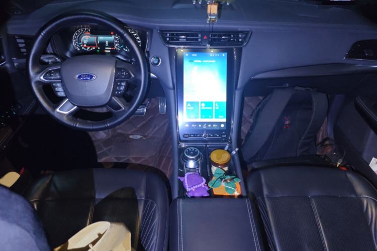Used Ford Taurus 2019 EcoBoost 245 Vignale Deluxe Edition Center Console
