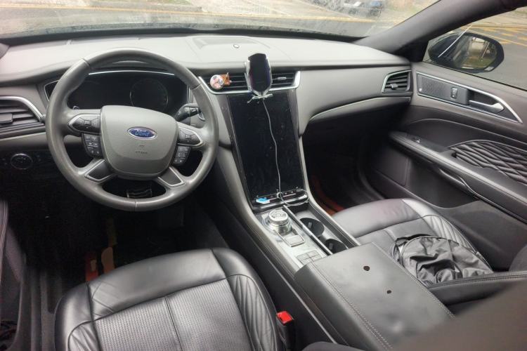 Used Ford Taurus 2019 EcoBoost 245 Vignale Deluxe Edition Center Console
