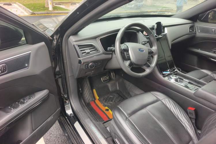 Used Ford Taurus 2019 EcoBoost 245 Vignale Deluxe Edition Driver Seat