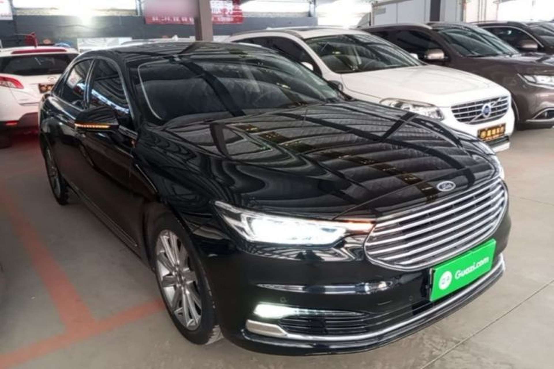 Used Ford Taurus 2019 EcoBoost 245 Premium Edition Front Right 45 Deg