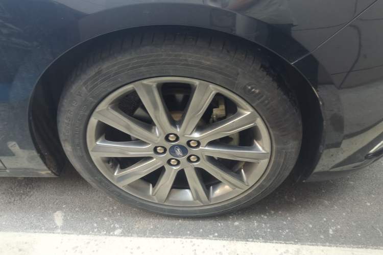 Used Ford Taurus 2019 EcoBoost 245 Premium Edition Right Front Wheel Hub