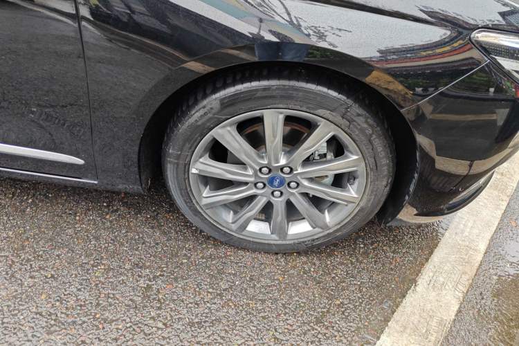 Used Ford Taurus 2019 EcoBoost 245 Premium Edition Right Front Wheel Hub
