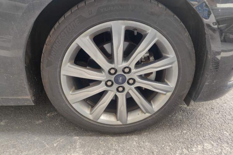 Used Ford Taurus 2019 EcoBoost 245 Premium Edition Right Front Wheel Hub
